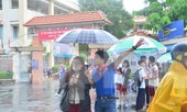 Thí sinh TPHCM đội mưa đi làm thủ tục thi THPT quốc gia