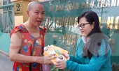 Tặng hơn 300 phần bánh mì, sữa cho người thân, bệnh nhân ở TPHCM