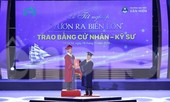 Thán phục nam sinh mắc bệnh lý thần kinh nhận bằng tốt nghiệp đại học