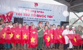 Tặng 2.500 lá cờ Tổ quốc cho ngư dân