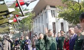 Thủ tướng tham quan xe tăng, tên lửa, khí tài hiện đại của Quân đội
