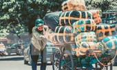 Nhọc nhằn mưu sinh giữa trời nắng nóng 'đổ lửa' ở miền Trung