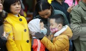 Lo ngại virus corona, dân đeo khẩu trang dự hội Gò Đống Đa