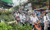 Người Sài Gòn đổ xô đi mua hoa, đường sá kẹt cứng vào cuối ngày