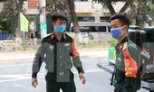 Bộ đội đưa người dân rời khỏi khu cách ly trở về nhà