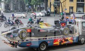 Bắt gặp xe đua F1 diễu hành trên đường phố Thủ đô