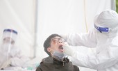 Hết mưa, người Hà Nội lại đi test nhanh COVID-19
