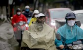 Người Hà Nội hối hả đội mưa đi làm tuần thứ hai 'cách ly toàn xã hội'
