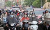 Hà Nội: Người dân lại đổ ra đường, có nơi ùn tắc nhẹ dù trong thời gian cách ly