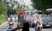 Người dân Hà Nội khổ sở ra đường trong ngày đầu đợt cao điểm nắng nóng