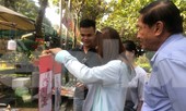Về tết trễ một chút để “bán” niềm vui cho mọi người