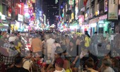 Quán nhậu tràn xuống đường, phố đi bộ Bùi Viện tắc cứng đêm giao thừa