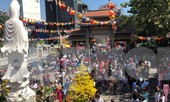 Người Sài Gòn chen chân đi lễ, đường vào chùa kẹt cứng
