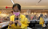 Sợ virus corona, nhân viên ở nhiều trung tâm thương mại đeo khẩu trang đón khách