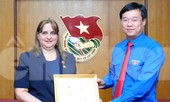 Tặng kỷ niệm chương ‘Vì thế hệ trẻ’ cho Phó Đại sứ Cuba tại Việt Nam