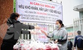 Tình nguyện viên tặng suất ăn miễn phí cho người có hoàn cảnh khó khăn