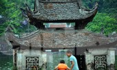 Trẻ em nhào lộn xuống ao của ngôi chùa nổi tiếng nhất Bắc Bộ