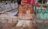 Gió quật đổ cổng chào Bảo tàng Đắk Lắk, lộ cột trụ không lõi sắt