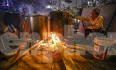 Người dân Thủ đô thâu đêm canh nồi bánh chưng ngoài vỉa hè