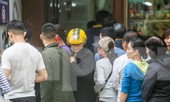 'Rồng rắn' xếp hàng mua giò, chả trên phố cổ