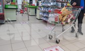 Siêu thị ở Hà Nội dán miếng dấu chân, giữ khoảng cách tối thiểu 2m