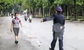 Hà Nội vắng lặng, nhiều người không thuộc diện được ra đường bị nhắc nhở