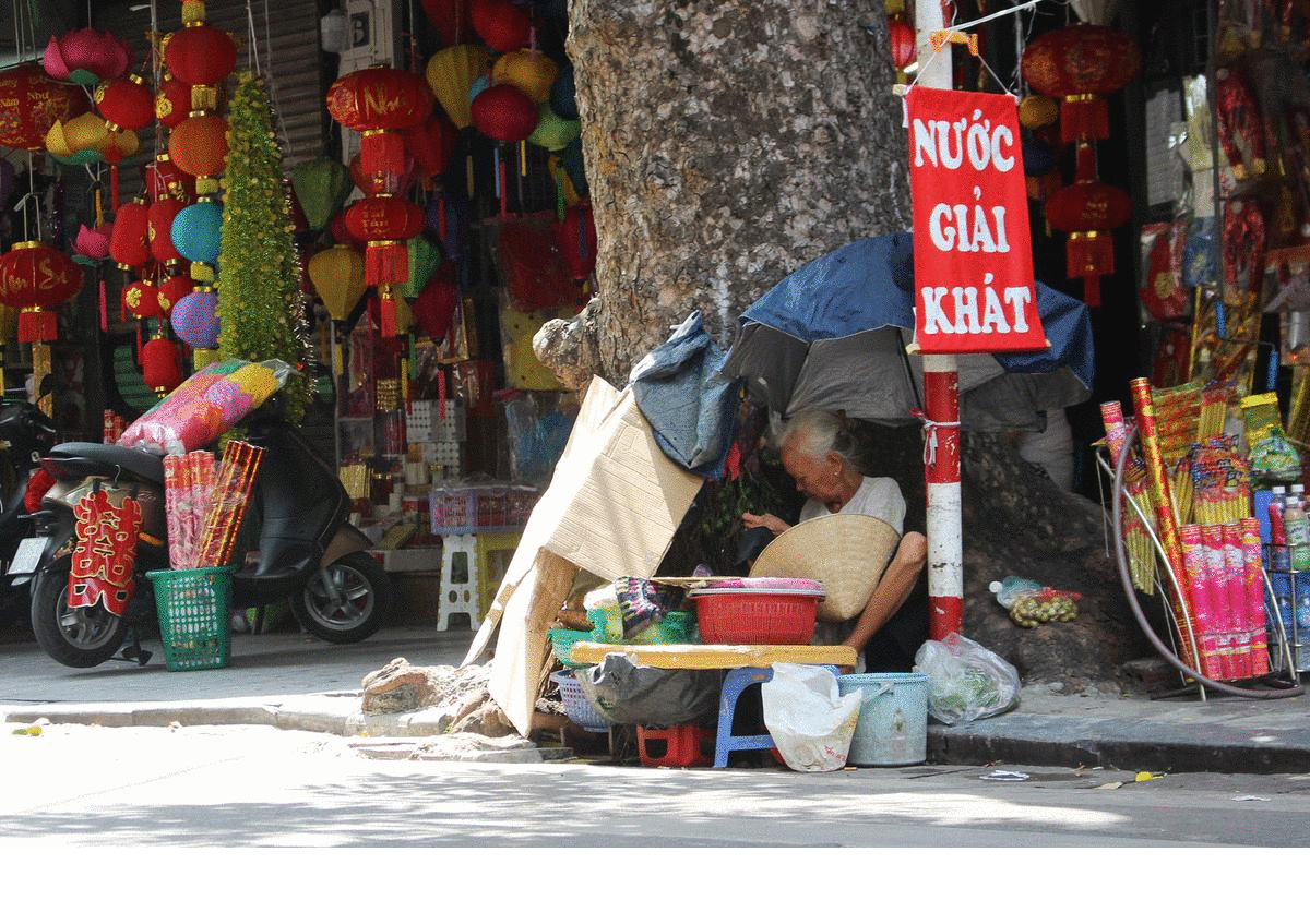 Muôn kiểu chống chọi nắng nóng như 'đổ lửa' của người lao động Hà Nội