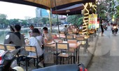 Quán bia ở Hà Nội tràn vỉa hè, đông đúc giữa dịch COVID-19