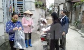 Cán bộ thôn tại Hà Nội đến từng nhà phát khẩu trang miễn phí