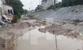 Đường Thủ đô lầy lội giữa ngày nắng, dân đổ gạch lấp 'ổ trâu' không xuể