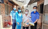 Tuổi trẻ đất Thủ đến gõ cửa từng nhà, phát quà cho người khó khăn