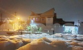 Kỳ lạ: 'Tuyết' phủ trắng suối ở Bình Dương sau cơn mưa lớn
