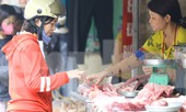 Gần Tết, bà nội trợ càng rầu vì giá heo tăng