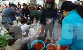 Dân chung cư rồng rắn mua đồ lễ cúng ông Công ông Táo