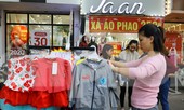 Sinh viên nườm nượp sắm đồ giảm giá cuối năm
