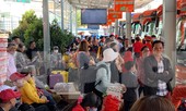Mùng 1 Tết, bến xe miền Tây đông kín người đổ về quê