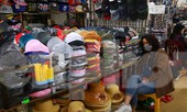 Khách đìu hiu, tiểu thương đeo khẩu trang ngủ gục thời dịch Covid -19