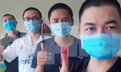 Phút thư giãn hiếm hoi của y, bác sĩ nơi tuyến đầu chống dịch COVID-19