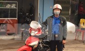 Đoàn viên dùng loa di động tuyên truyền phòng COVID-19 khắp ngõ xóm