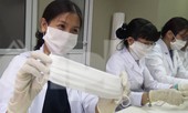 Nữ bác sĩ mang máy may từ nhà vào viện làm khẩu trang phòng Covid-19
