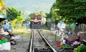 Bất chấp nguy hiểm, người dân vô tư họp chợ trên đường sắt