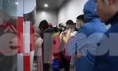 Cây ATM báo lỗi khi công nhân rồng rắn xếp hàng rút tiền ngày cuối năm