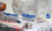 Người dân vui mừng nhận kết quả âm tính sau khi test nhanh COVID-19