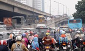 Người dân chở đào, quất về quê đón Tết, đường phố Hà Nội tê liệt
