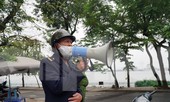 Cảnh sát nhắc nhở hàng trăm người dân ra Hồ Gươm tập thể dục