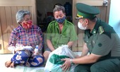 Chiến sĩ biên phòng tặng quà hỗ trợ người bán vé số