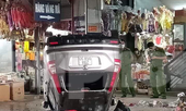 Xe CRV mất lái đâm vào chợ, 4 người bị thương