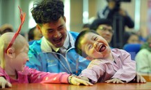 Đại biểu thanh niên mang nụ cười đến viện K Tân Triều