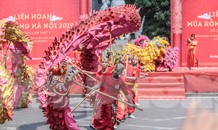 Du khách mãn nhãn với màn 'rồng bay' trên phố đi bộ hồ Gươm
