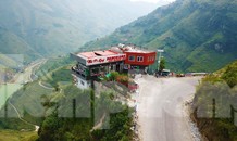 Tận thấy công trình trái phép trên đỉnh đèo Mã Pì Lèng